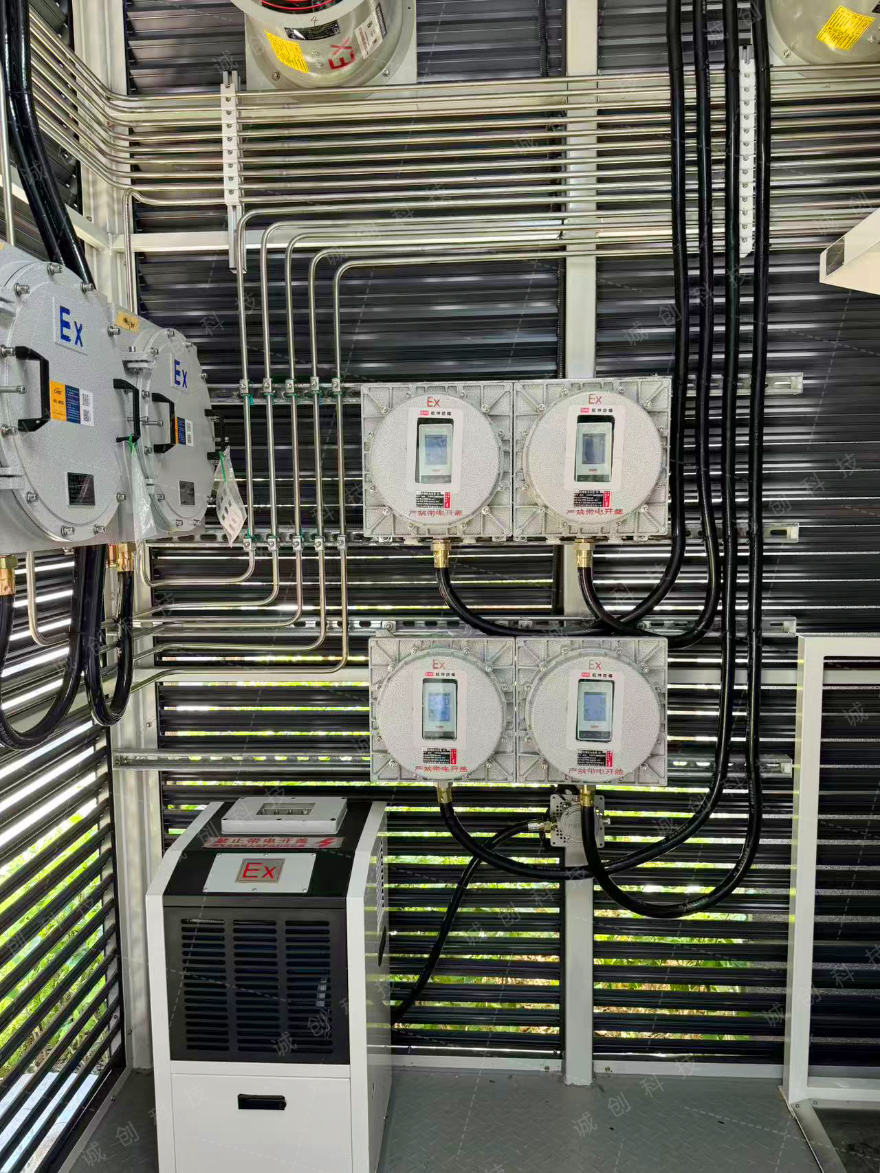 易燃易爆移動氣站中的1臺溫度、濕度控制箱