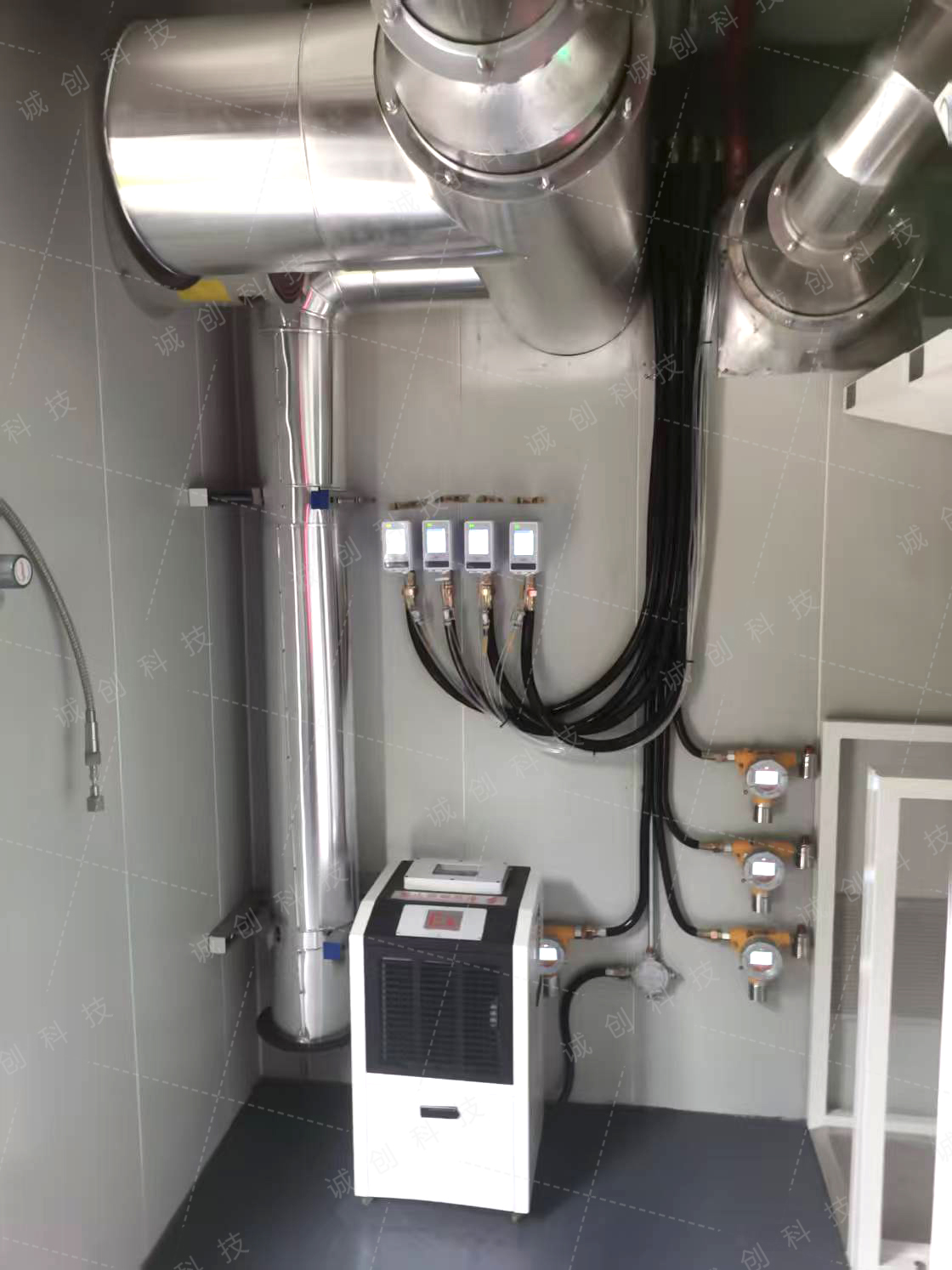 毒腐移動氣站中的溫度、濕度控制箱